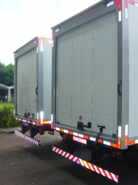 Empresa de portas roll-up para caminhão