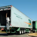 Dois mundos, um gesto: por que a logística moderna não aceita mais atrito